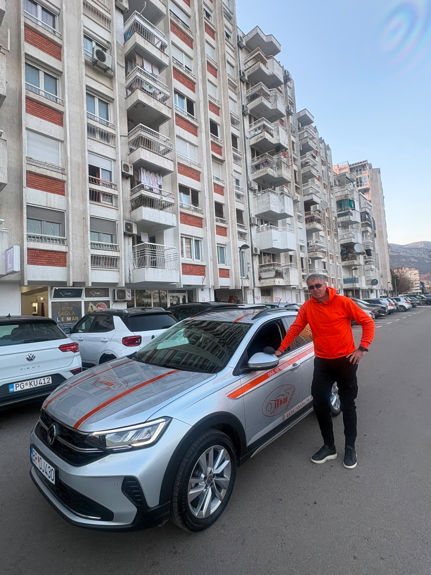Instruktor Auto Škole LE MAN sa vozilom u Baru